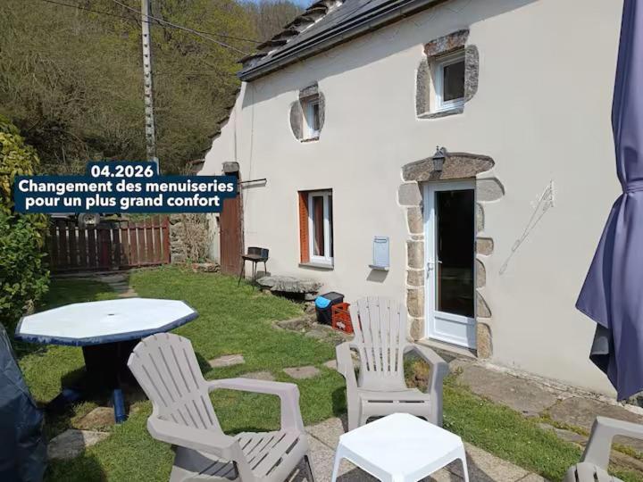 a group of chairs and a table in a yard at Au repos de la Sioule in Menat