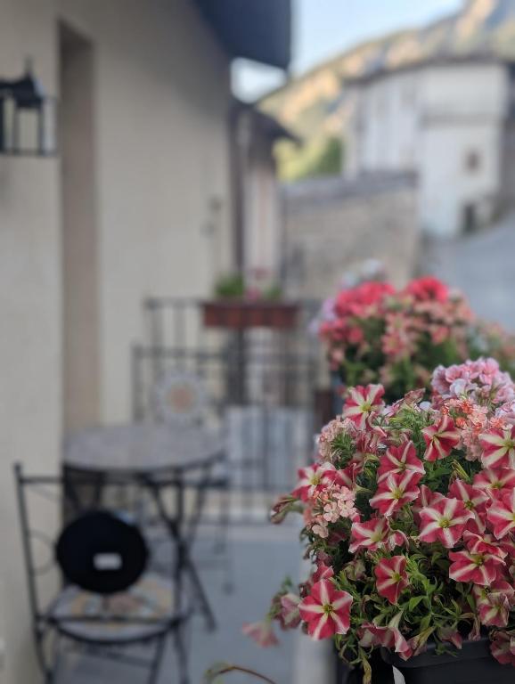 a potted plant with pink flowers on a balcony at Casa de' Vestini in Fossa
