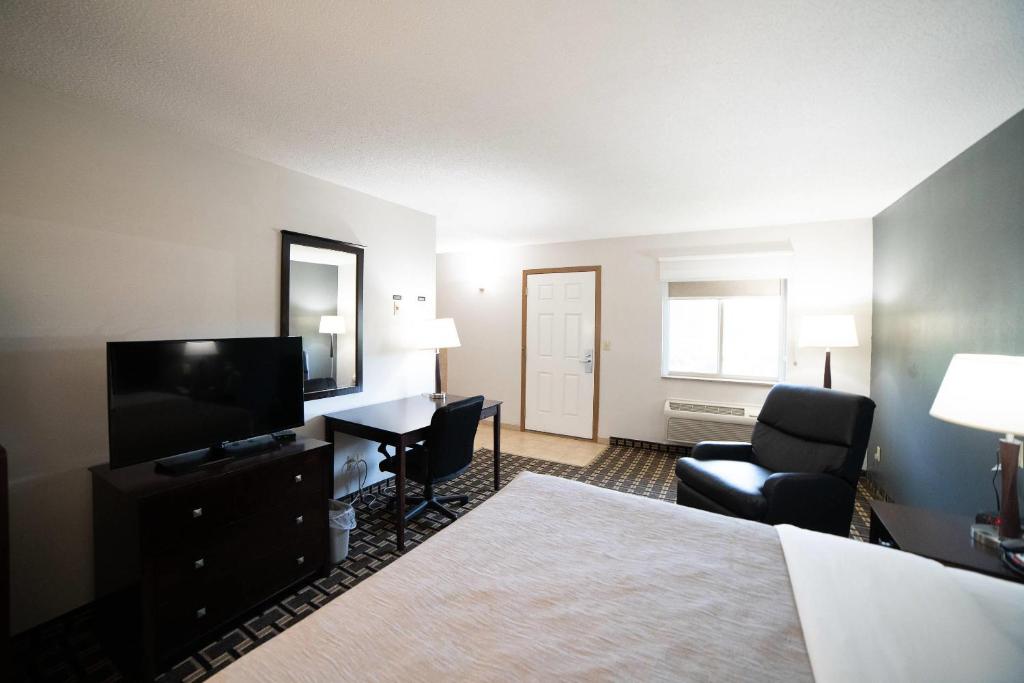 Quality Inn & Suites Watertown near Prairie Lakes Ice Arena - 