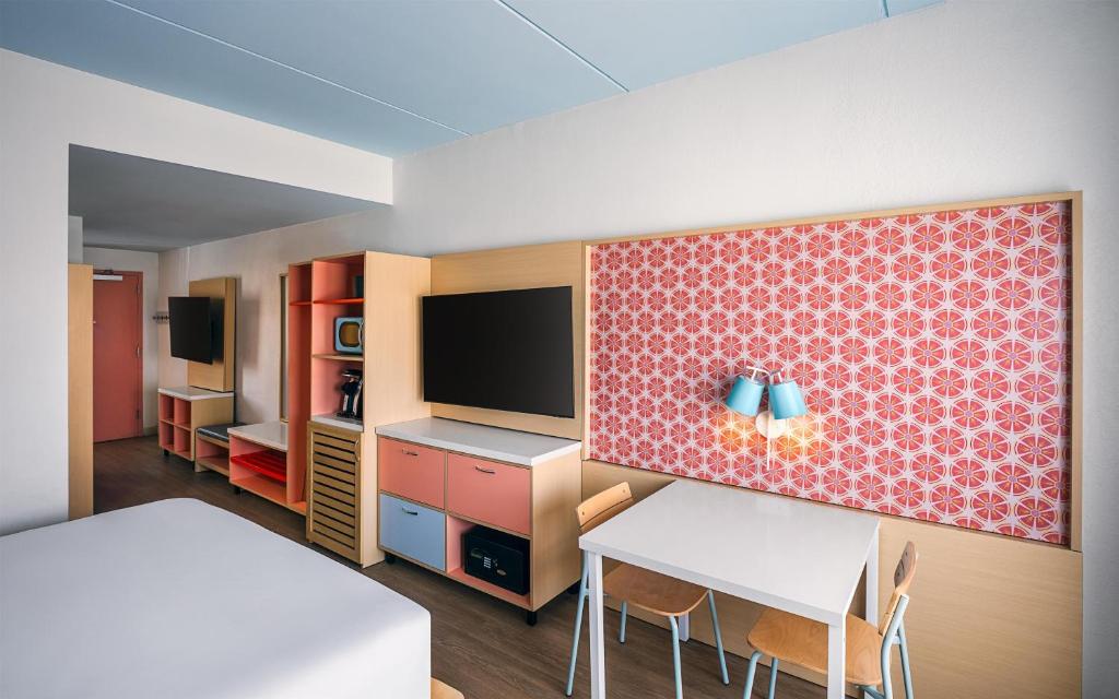 Golden Sands Oceanfront Hotel - 