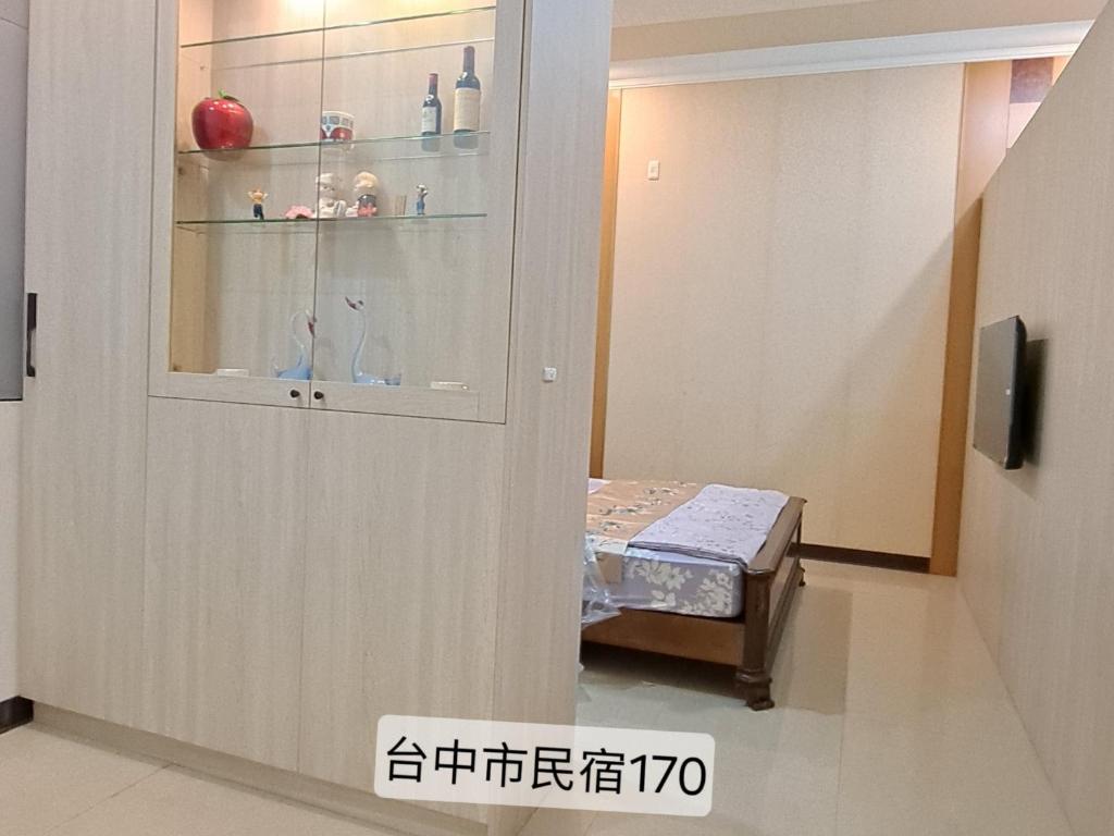 a room with a room with a bed and a window at 南田旅宿親子商務 in Fengyuan