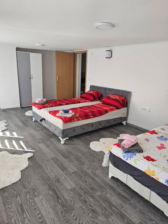 a bedroom with two beds in a room at Apartman Edis i Elma in Visoko