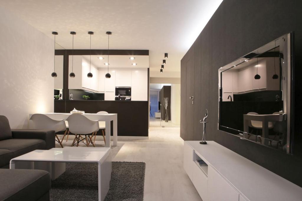 een woonkamer met een tafel en een eetkamer bij Super-Apartamenty VIP in Poznań