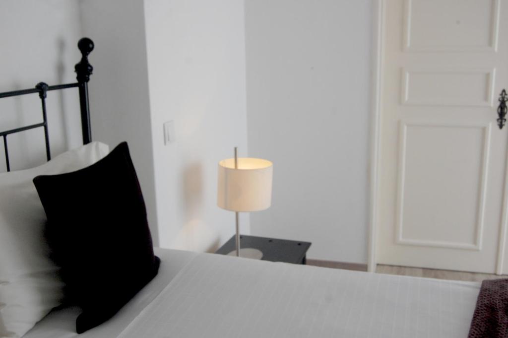 Postel nebo postele na pokoji v ubytování Suites Inn Lagos