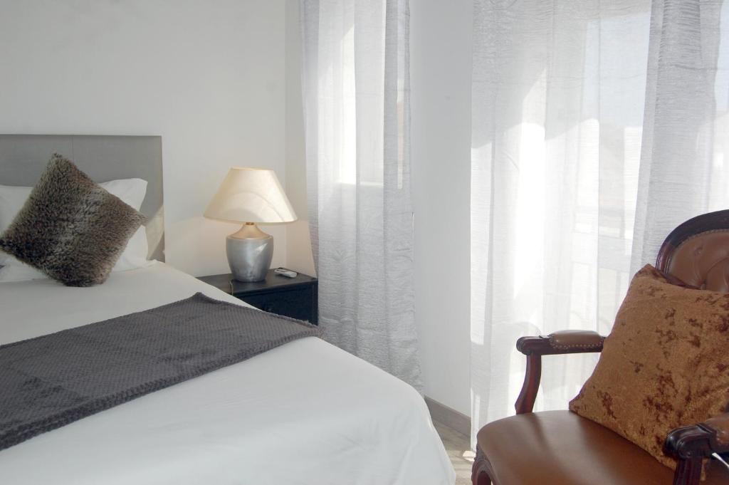 Postel nebo postele na pokoji v ubytování Suites Inn Lagos