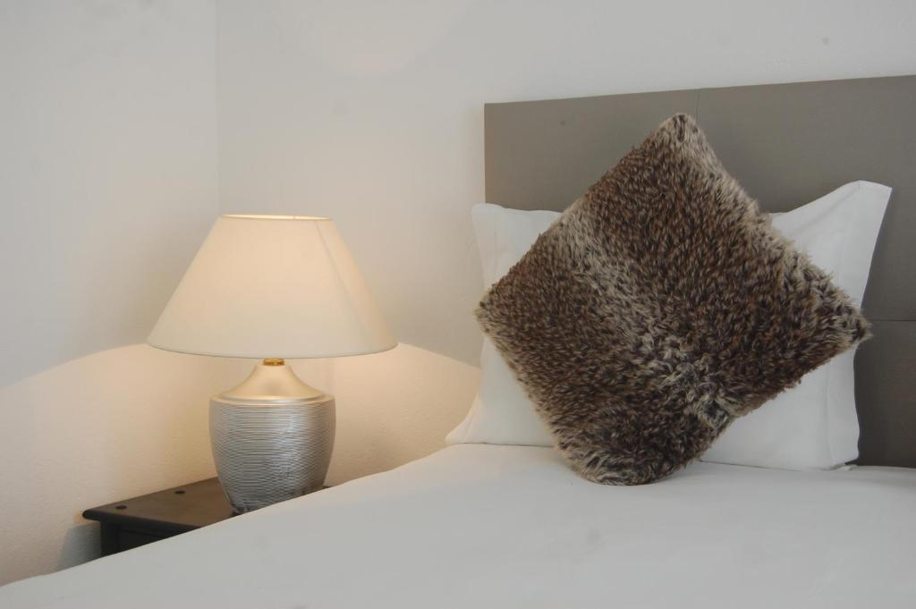Postel nebo postele na pokoji v ubytování Suites Inn Lagos