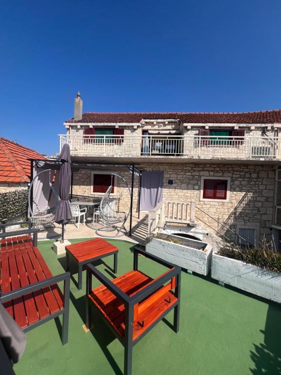 a patio with two tables and chairs on a building at Rafa´s house in Selca