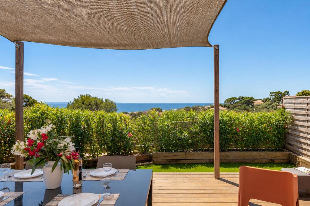 Le Laurier, mobil-home climatisé avec vue sur mer
