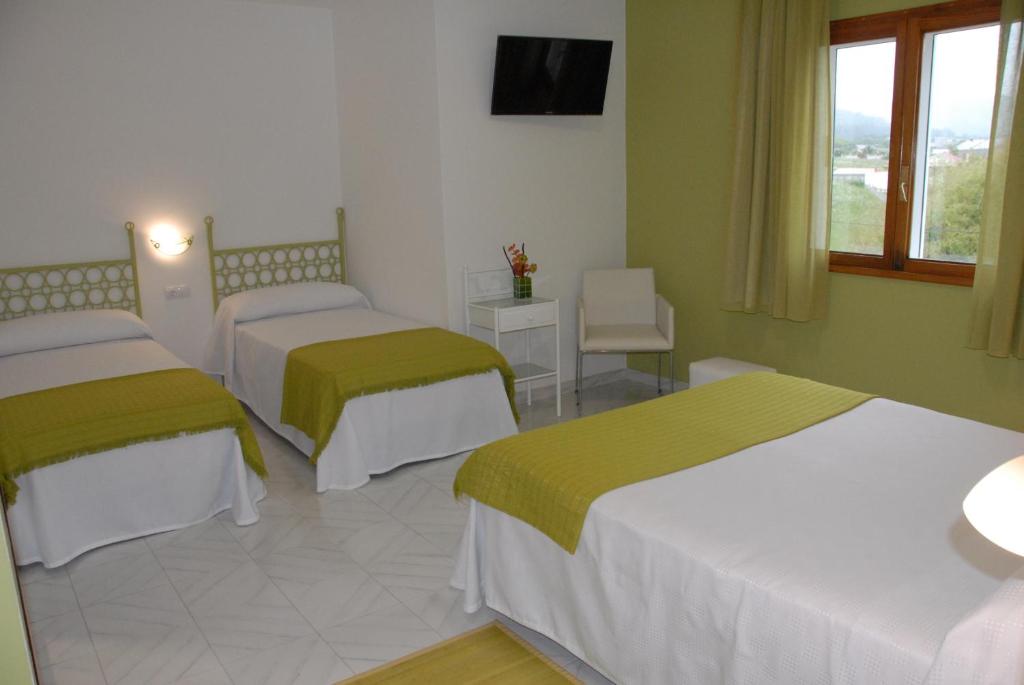 Кровать или кровати в номере Hotel Playa de las Catedrales