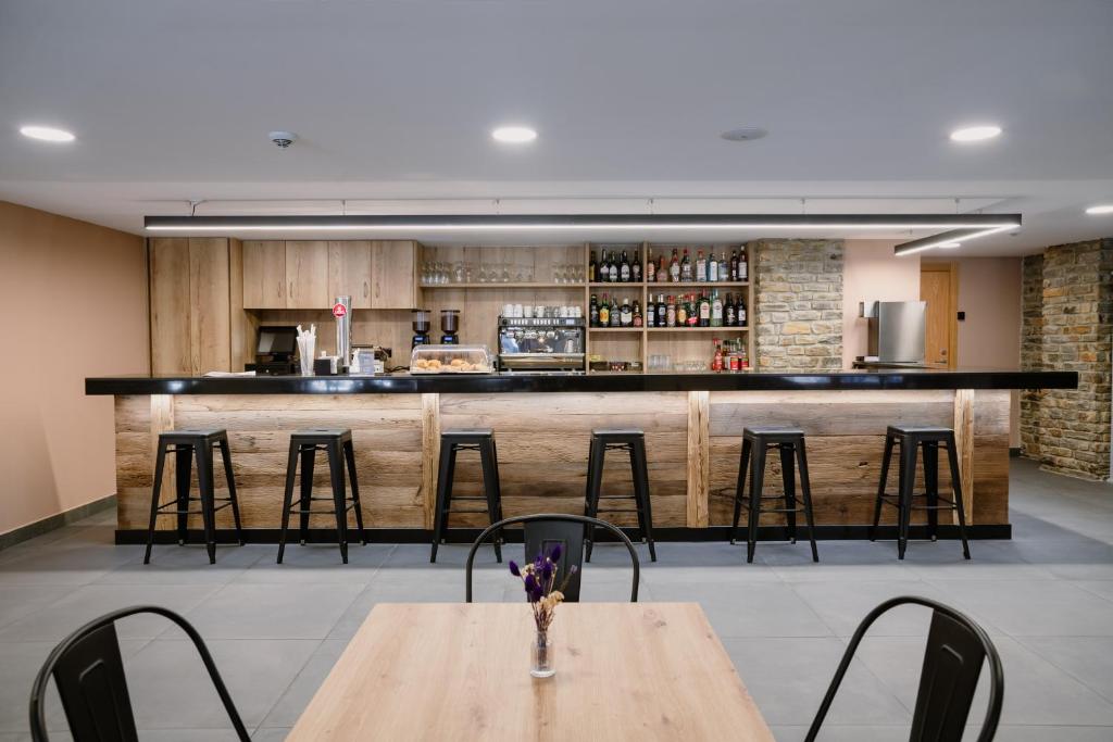 a bar with chairs and a table in a room at Cal Ruiz in Pas de la Casa