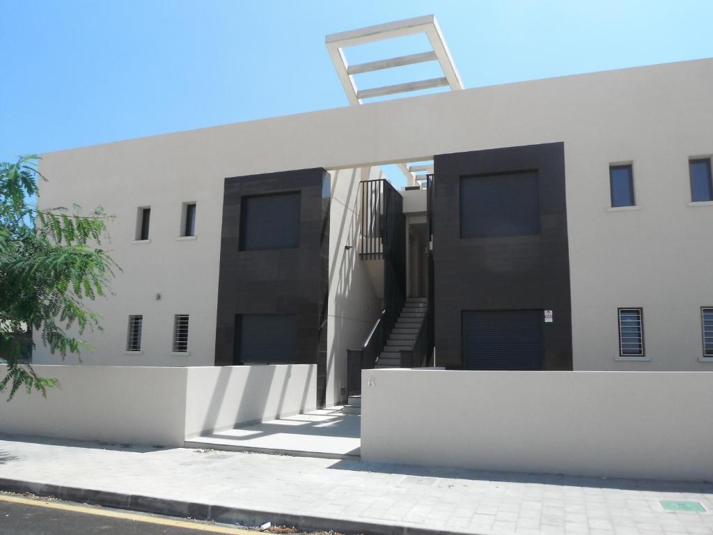 La HoradadaにあるApartment Playa Elisa MP005の階段のある建物の外観