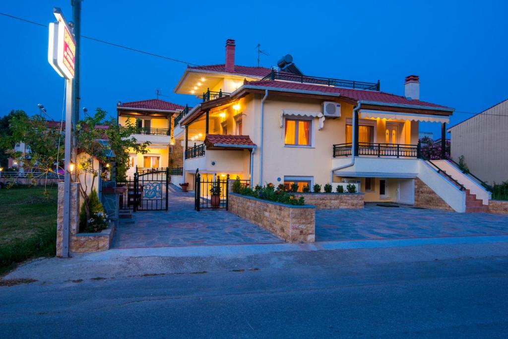 uma grande casa branca com as luzes acesas em Εsperides em Skala Potamias