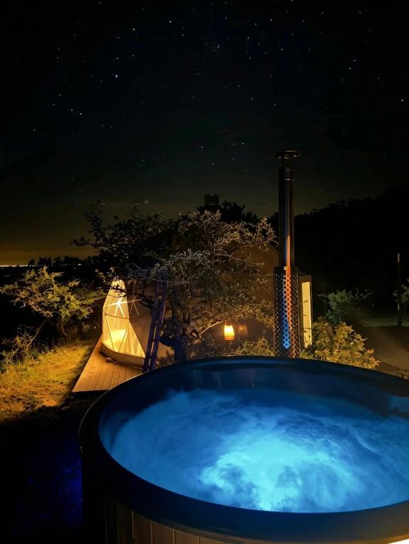ein Whirlpool bei Nacht mit einem Zelt in der Unterkunft Aura - Glamping Experience in Accettura