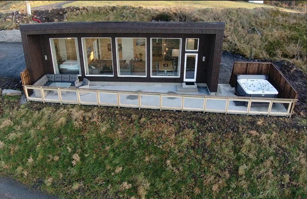 an aerial view of a small house on the grass at Unik og moderne hytte med utsikt mot havet 38 Otterlei Resort in Haram