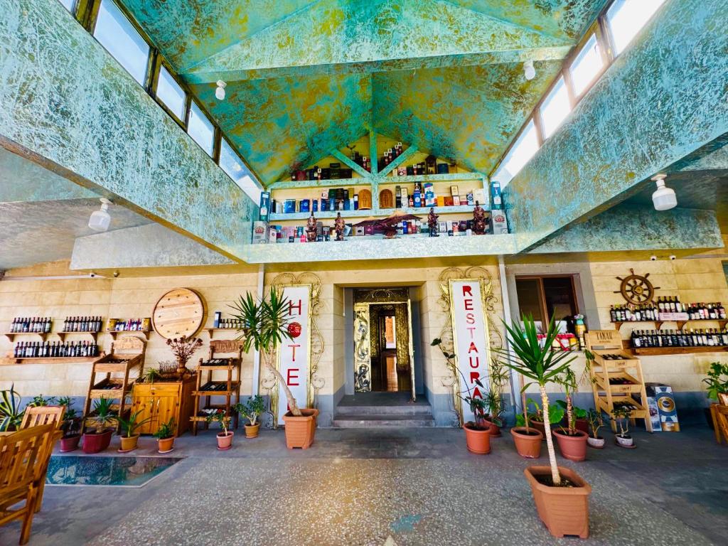 a room with plants in pots in a building at Veradarc Hotel & Restaurant in Noratus