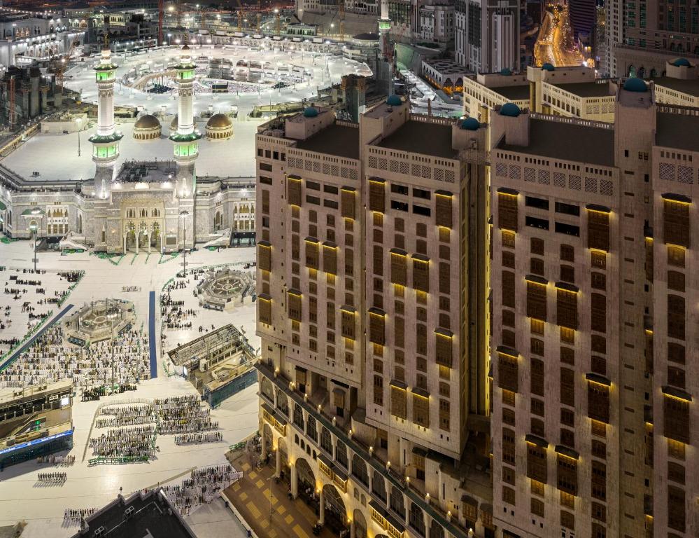 una vista aérea de una ciudad con mezquitas en Makkah Towers, en La Meca