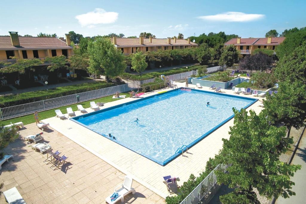een uitzicht over het zwembad van een resort bij Villaggio Dei Fiori in Bibione