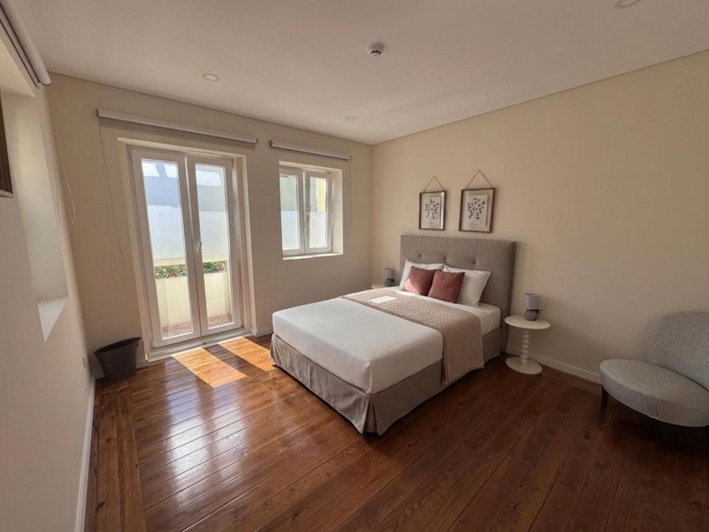a bedroom with a bed and a large window at Luna Navegante in Porto