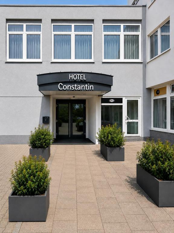 ein Gebäude mit einem Schild für Hotelberatung davor in der Unterkunft Hotel Constantin Trier in Trier