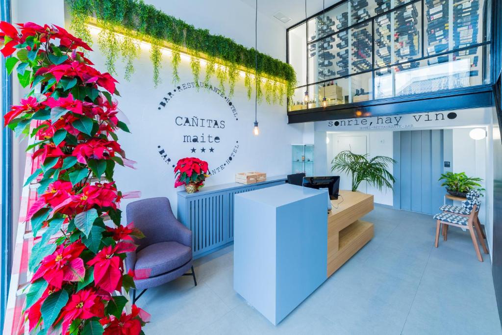 a salon with red flowers on a wall at Hospedium Hotel Cañitas Maite Gastronómico in Casas Ibáñez