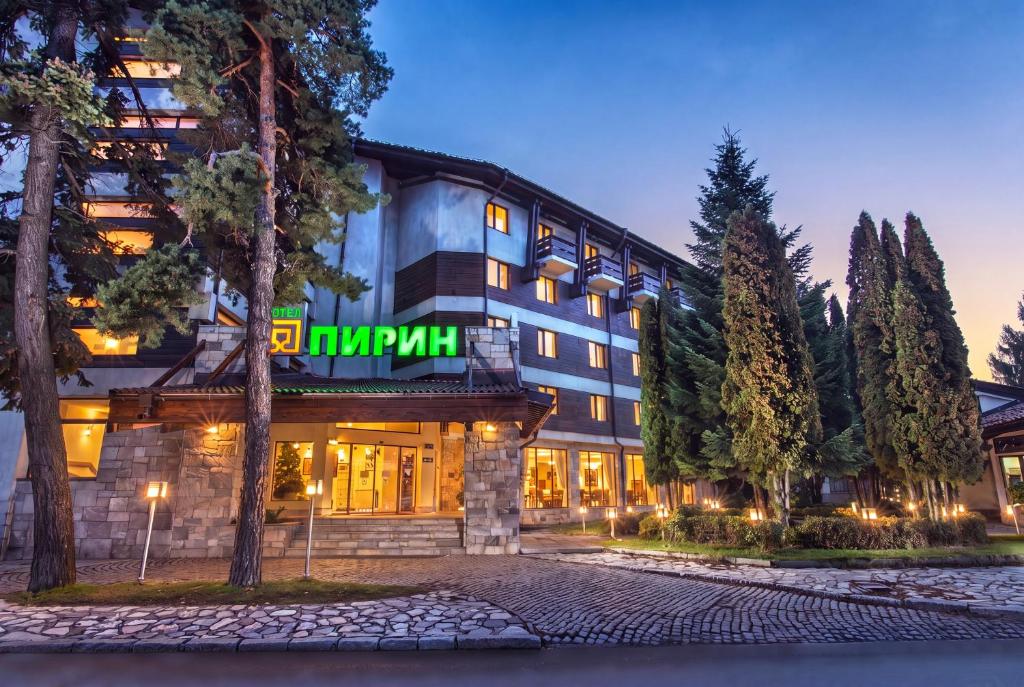 ein Hotel mit einem Schild an der Vorderseite in der Unterkunft Hotel Pirin SKI & SPA in Bansko