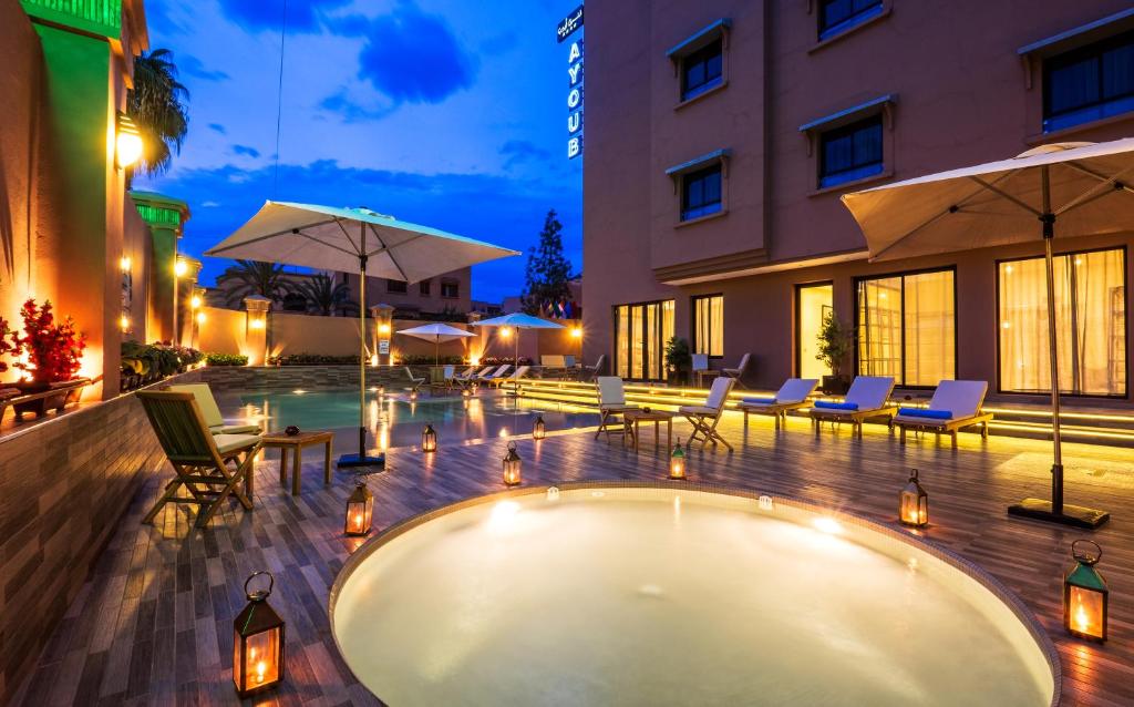 une piscine au milieu d'un bâtiment dans l'établissement Hotel Ayoub & Spa, à Marrakech