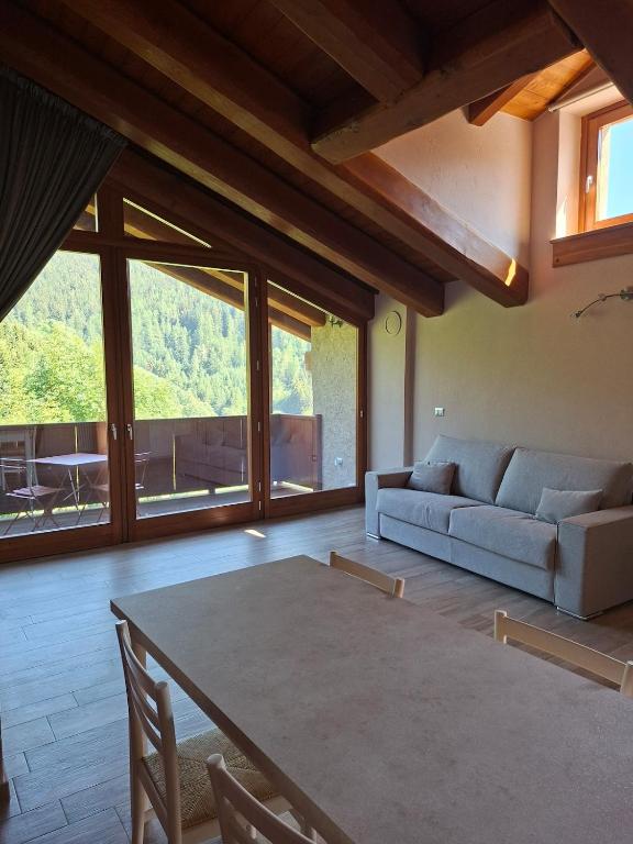 a living room with a couch and a table at Reinero Terrazza in Marmora