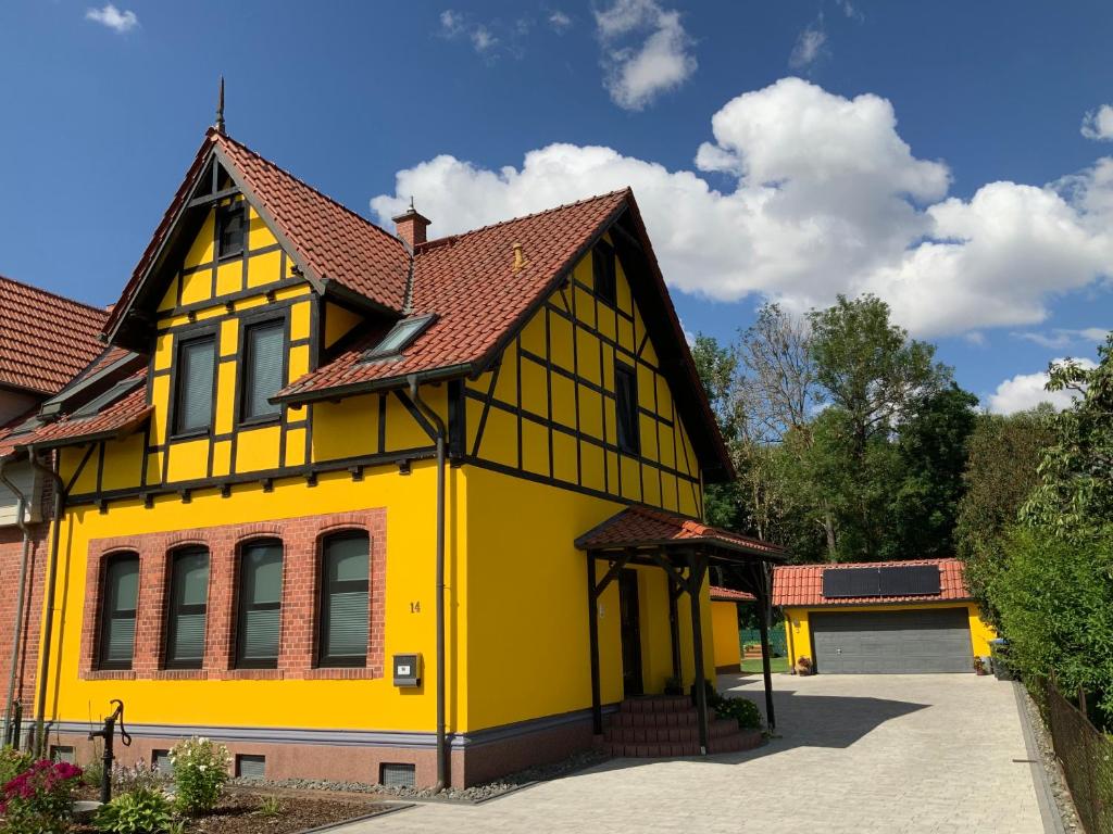 a yellow house with a red roof at Neurenovierte FeWo Harztor in Nordhausen