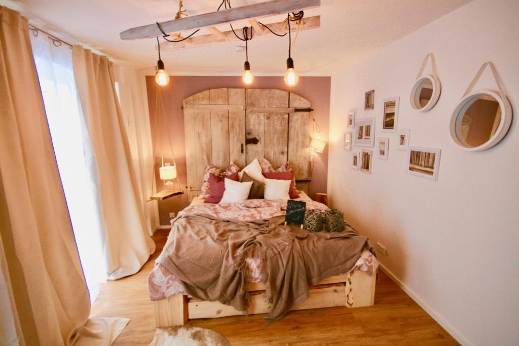a bedroom with a bed with a wooden headboard at Urlaub in Bad Wörishofen - Wohlfühlferienwohnung in Bad Wörishofen