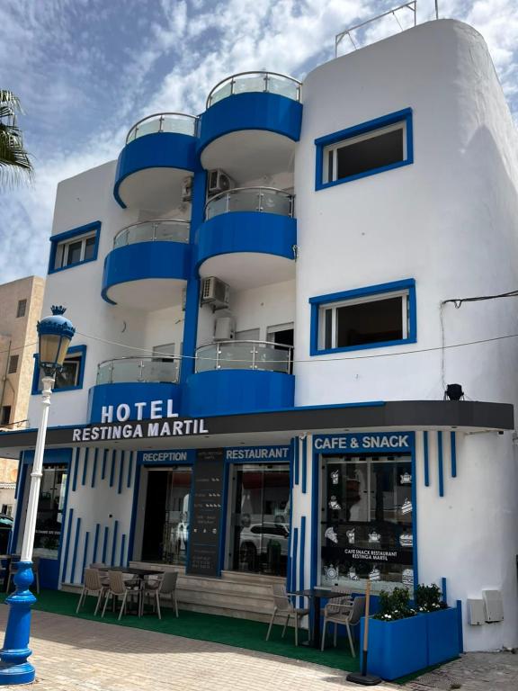 a building with a hotel restaurant machkinha habitat at Hôtel Réstinga Martil in Martil