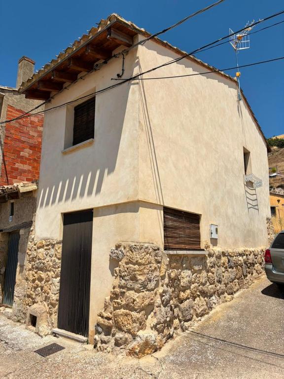 a stone building with a door and a window at Casita in Castrojeriz