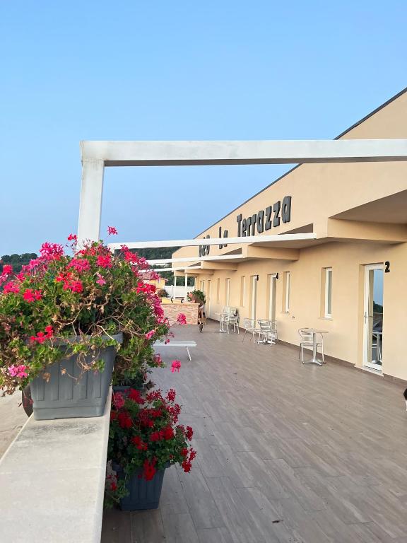 ein großes Gebäude mit Blumen davor in der Unterkunft La Terrazza in Cotronei