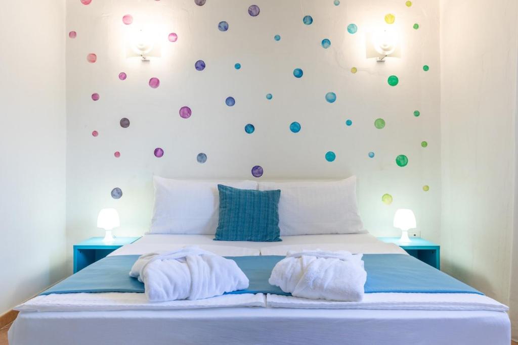 a bedroom with a bed with two towels on it at Domu Margarida in Chia