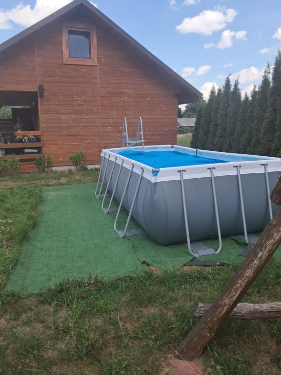 ein Swimmingpool in einem Boot vor einem Haus in der Unterkunft Gucio2 in Zwierzyniec