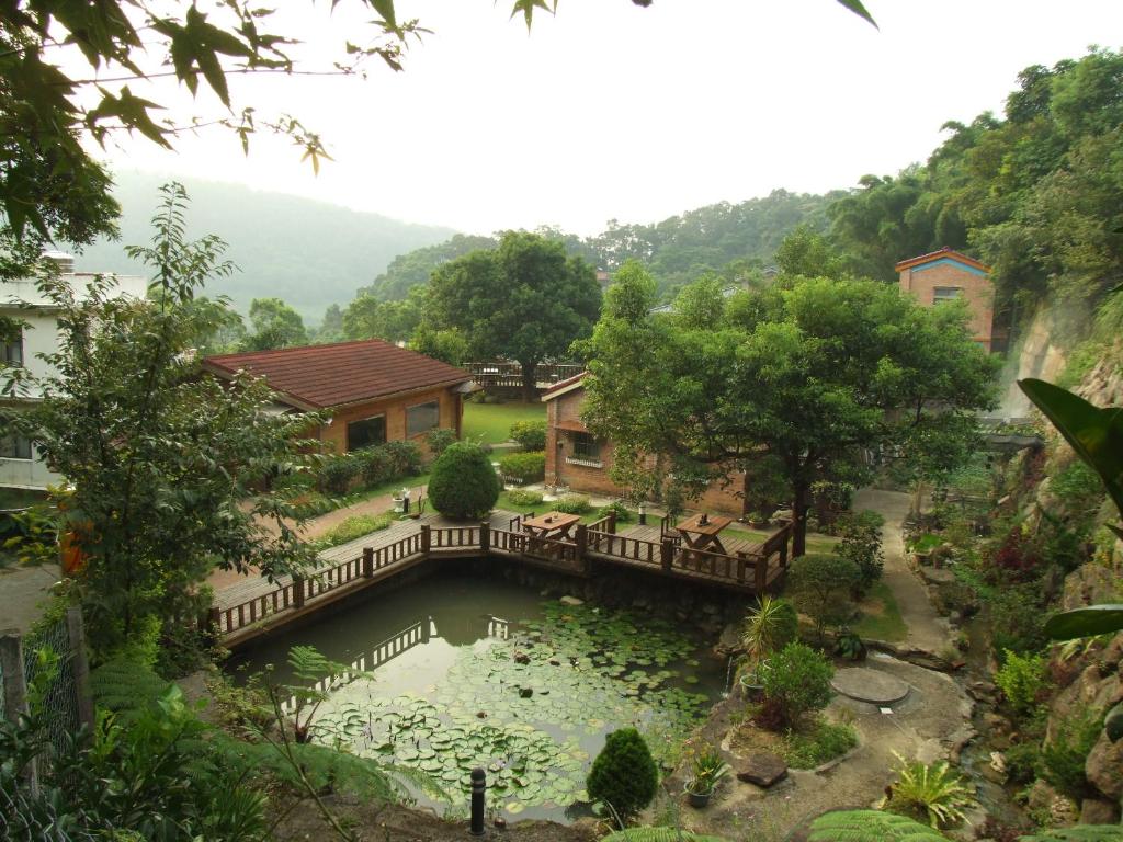 南庄的住宿－眉山居民宿，一座房子,上面有池塘和一座桥