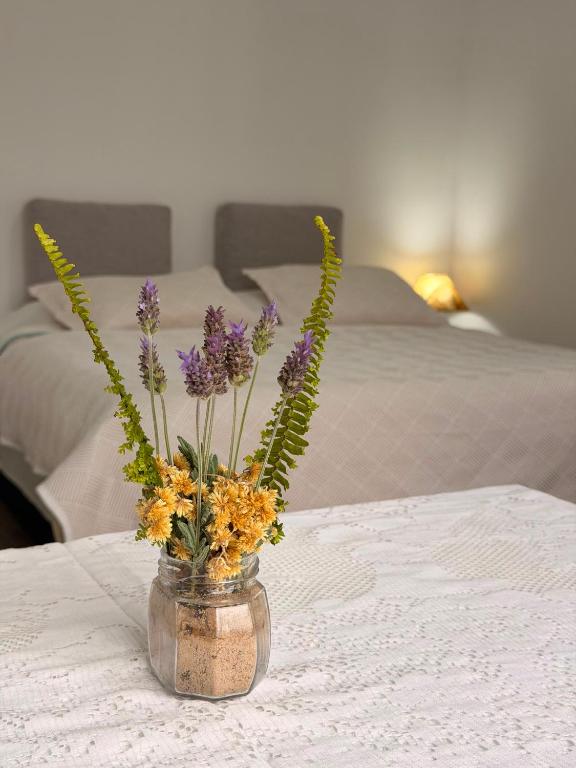 a vase filled with flowers sitting on a table at Apartamento El Arrayán in Tacuarembó
