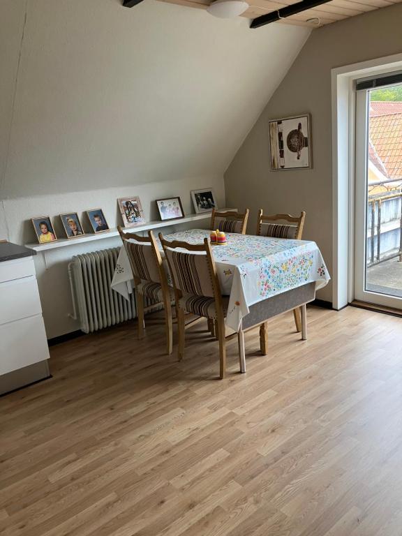 a kitchen and dining room with a table and chairs at Lejlighed i Soldalen in Sindal