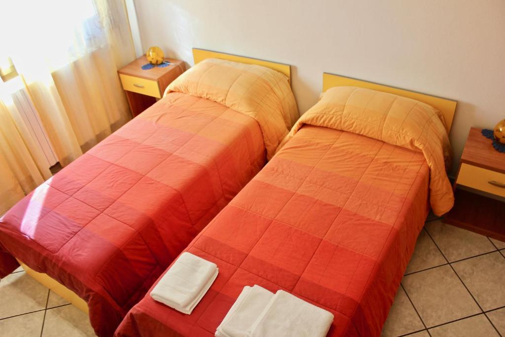 dos camas sentadas una al lado de la otra en una habitación en Antica Bologna, en Bolonia