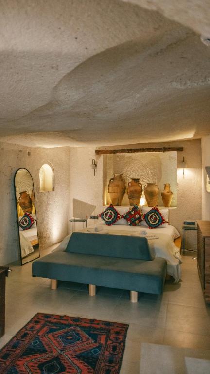 Potamia Cave Suites - Triple Room With Mountain View
