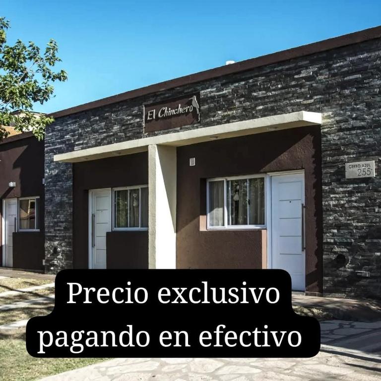 a building with the words ricoco exclusivo papago en electivo at El Chinchero Departamentos in Merlo