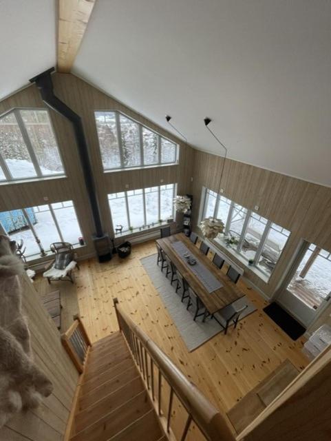 an overhead view of a room with a table and chairs at Järvsöbranten 7 med 10 sovplatser och vedeldad badtunna, 400 m från lift in Järvsö