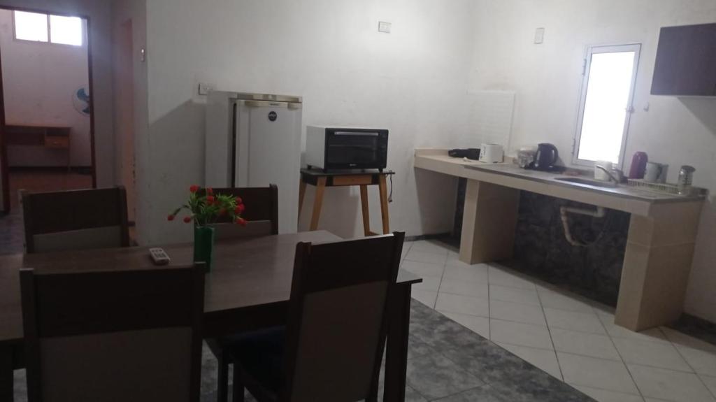 a kitchen with a table and chairs and a sink at Casa Dept Alquila dia in Oro Verde