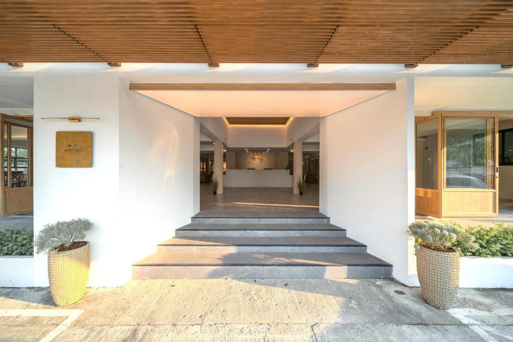 a hallway of a house with a wooden ceiling at Mintara Hotel - โรงแรมมินธารา มีนบุรี in Min Buri