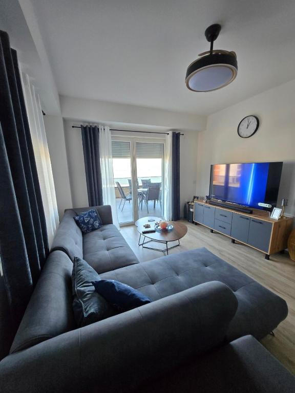 a living room with a couch and a tv at apartman Dalas Star Dojran in Star Dojran