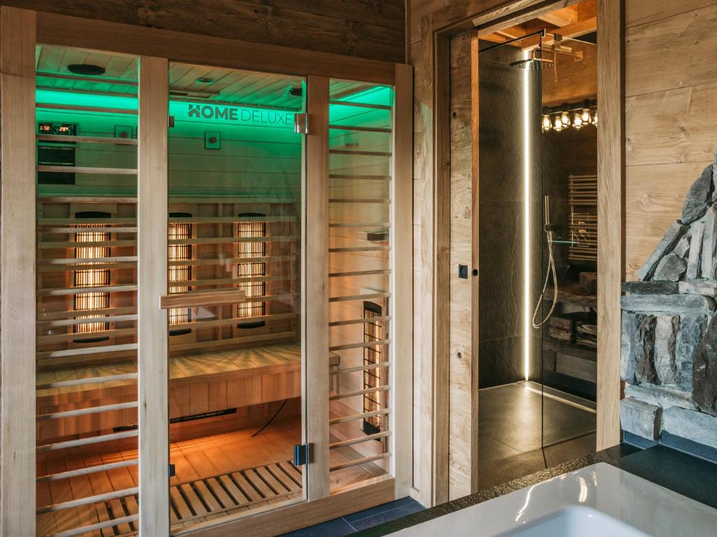 ein Badezimmer mit Badewanne und ebenerdiger Dusche in der Unterkunft Romantikchalet Fuchsbau mit eigenen Wellnessbereich, Komfort und viel Ruhe in der Natur in Vorra
