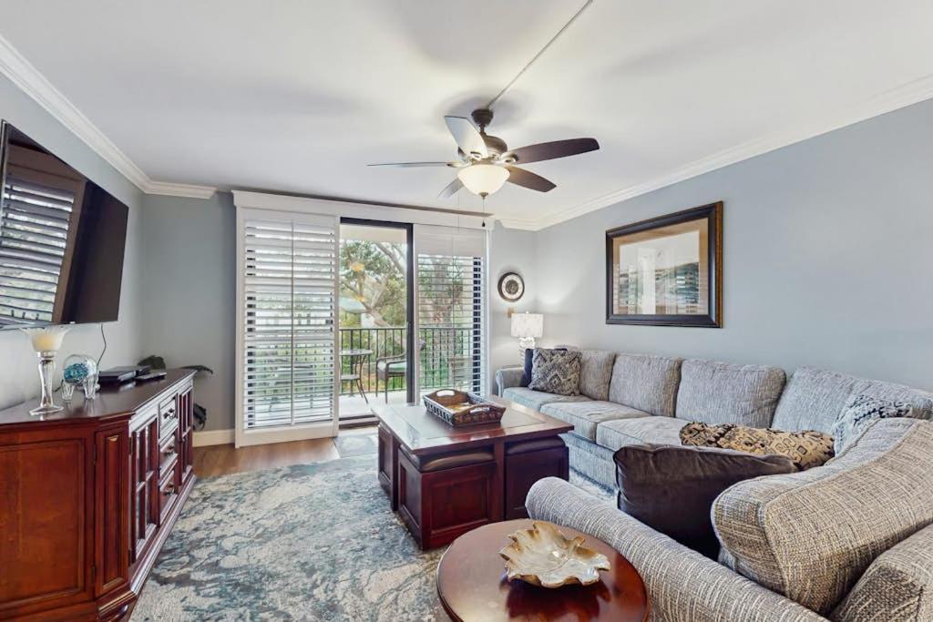 Oceanfront villa with WiFi full kitchen pool & hot tub - beach nearby, Hilton Head Island, SC