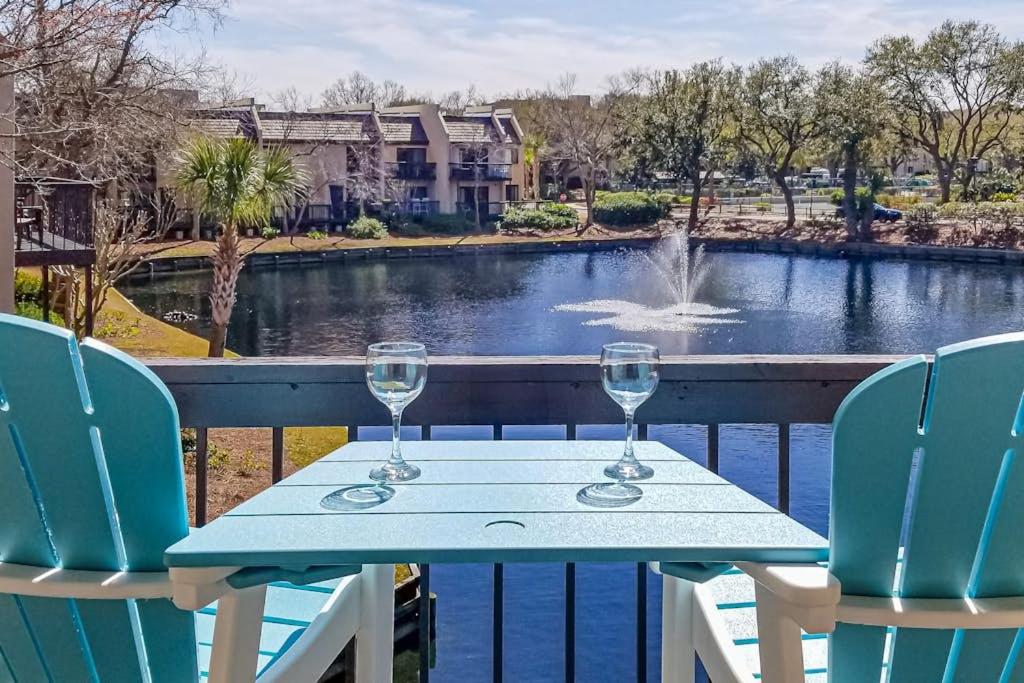 2nd floor Condo pool hot tub pickleball tennis & close to beach
