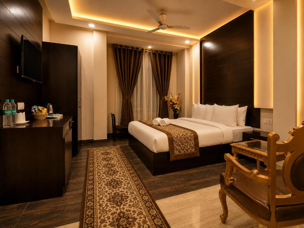 a hotel room with a large bed and a desk at Hotel Kings Inn, Karol Bagh, New Delhi in New Delhi