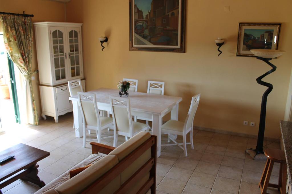 Uma área de estar em Villa Lucy