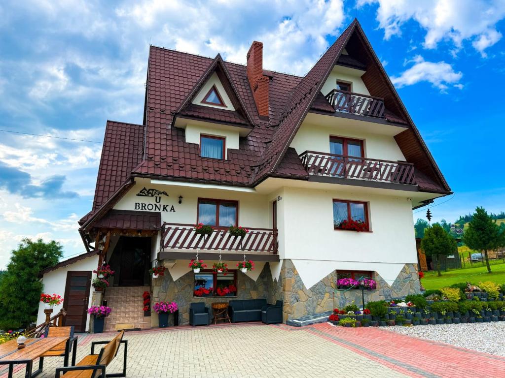 a house with a gambrel roof at Pokoje Gościnne u Bronka in Małe Ciche